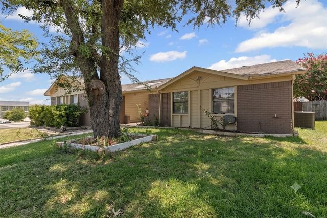 100 Countryside Drive, Arlington, TX 76014