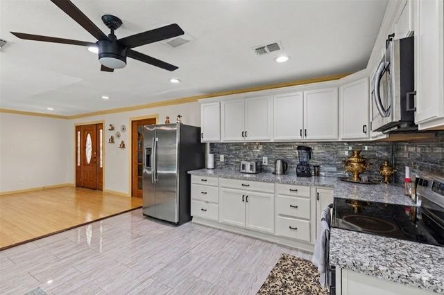 100 Countryside Drive, Arlington, TX 76014