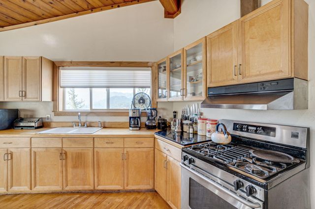 745a Applewood Road, Honeydew, CA 95545