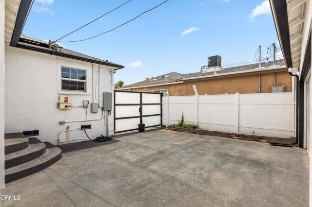 7637 Radford Avenue, Los Angeles, CA 91605