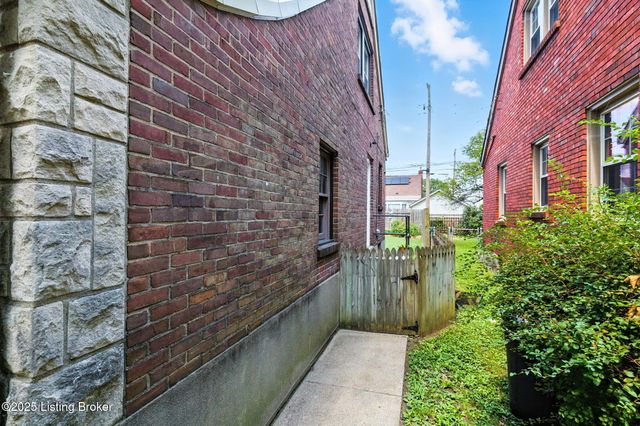 1015 Greenleaf Rd, Louisville, KY 40213