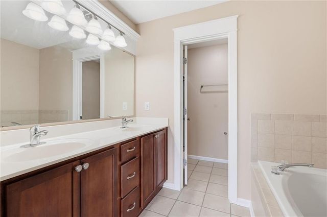 2911 Gentry Park Parkway, Kansas City, MO 64116