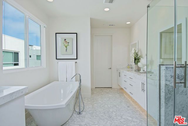 12698 Sandhill Lane 3, Los Angeles, CA 90094