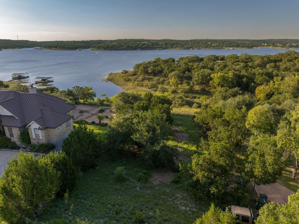 160 Lakefront DR, Point Venture, TX 78645