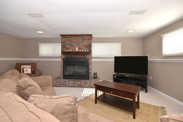 861 S Hawthorne Avenue, Elmhurst, IL 60126