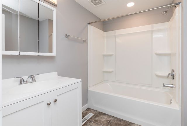 303 W 5th Street S, Newton, IA 50208