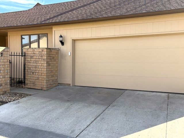 1007 Burr Oak Ln, Salina, KS 67401