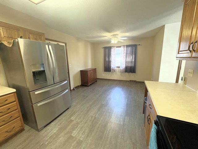 1007 Burr Oak Ln, Salina, KS 67401