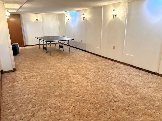 1007 Burr Oak Ln, Salina, KS 67401