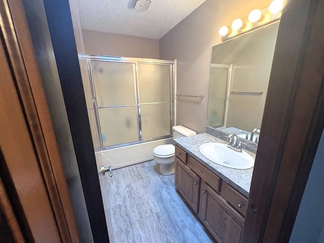 1007 Burr Oak Ln, Salina, KS 67401