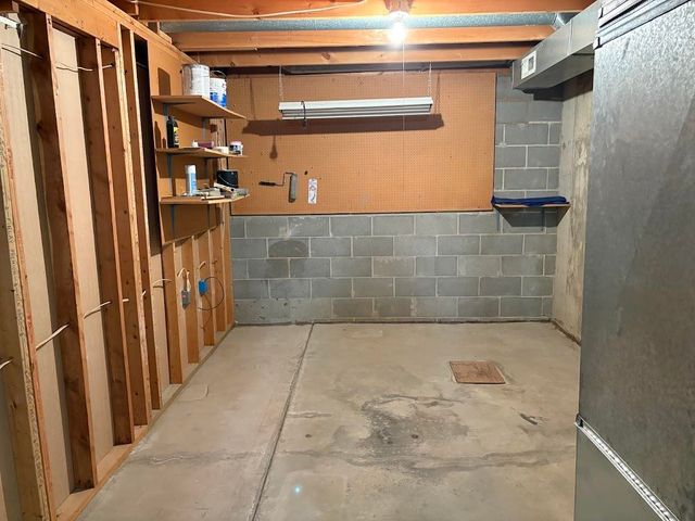 1007 Burr Oak Ln, Salina, KS 67401