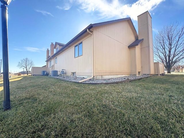 1007 Burr Oak Ln, Salina, KS 67401