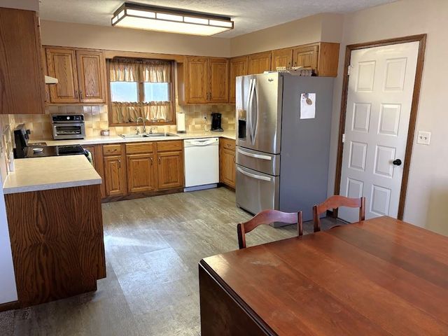 1007 Burr Oak Ln, Salina, KS 67401