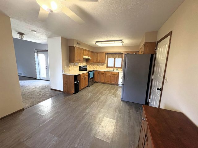 1007 Burr Oak Ln, Salina, KS 67401