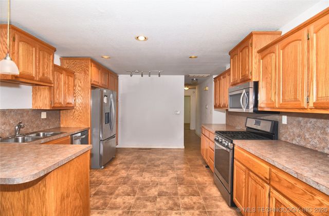 5353 S 33rd West Avenue, Tulsa, OK 74107