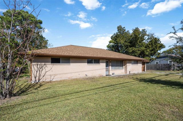 615 Massey Tompkins Road, Baytown, TX 77521