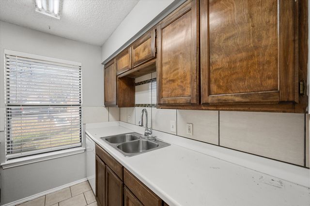 5821 Mansfield Road, Arlington, TX 76017