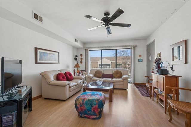 3266 Sanders Road 6F, Northbrook, IL 60062