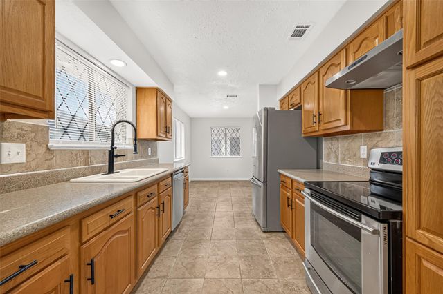 6914 Rockergate Drive, Missouri City, TX 77489