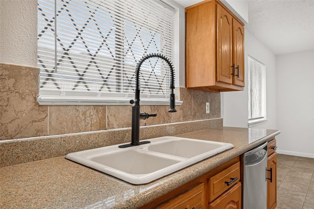 6914 Rockergate Drive, Missouri City, TX 77489
