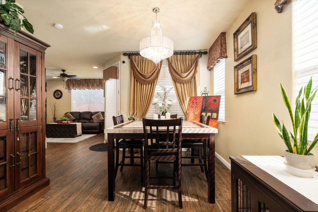 Image 10 of property listing at 713 W Bordeaux Lane, Clovis, CA 93619