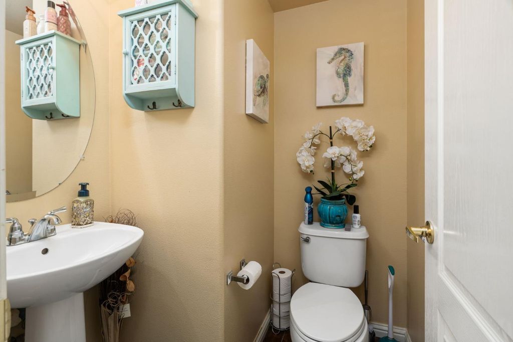 Image 12 of property listing at 713 W Bordeaux Lane, Clovis, CA 93619