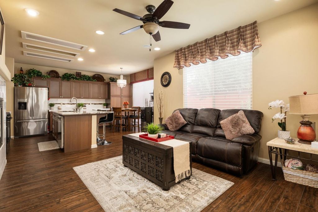 Image 13 of property listing at 713 W Bordeaux Lane, Clovis, CA 93619