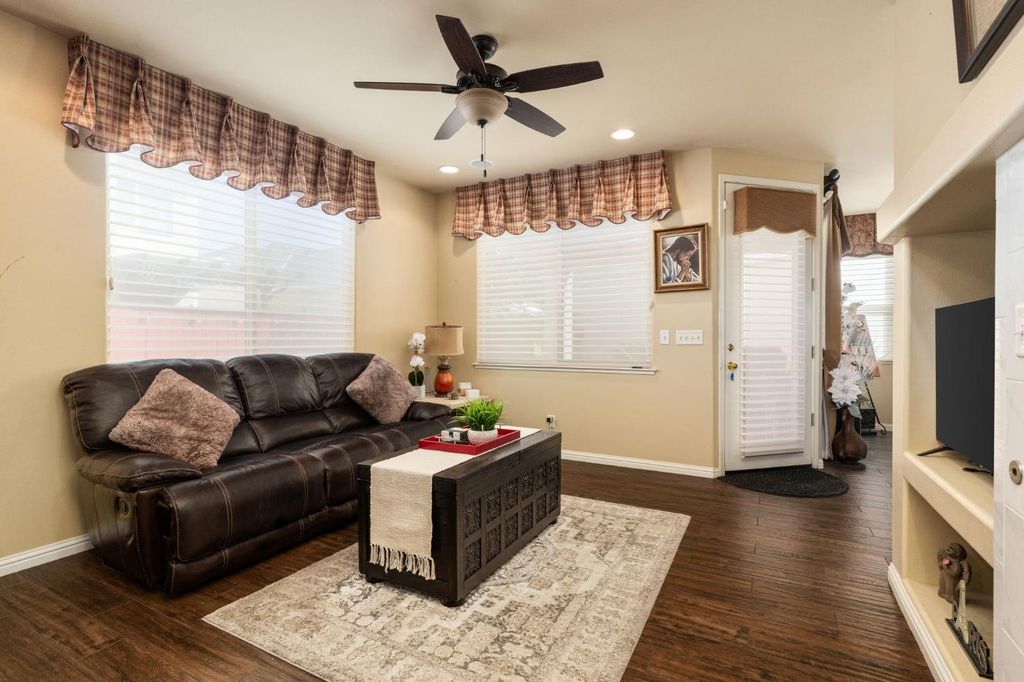Image 14 of property listing at 713 W Bordeaux Lane, Clovis, CA 93619