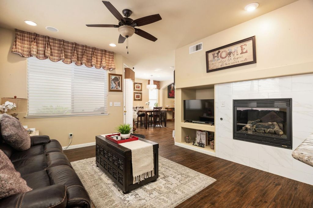 Image 15 of property listing at 713 W Bordeaux Lane, Clovis, CA 93619