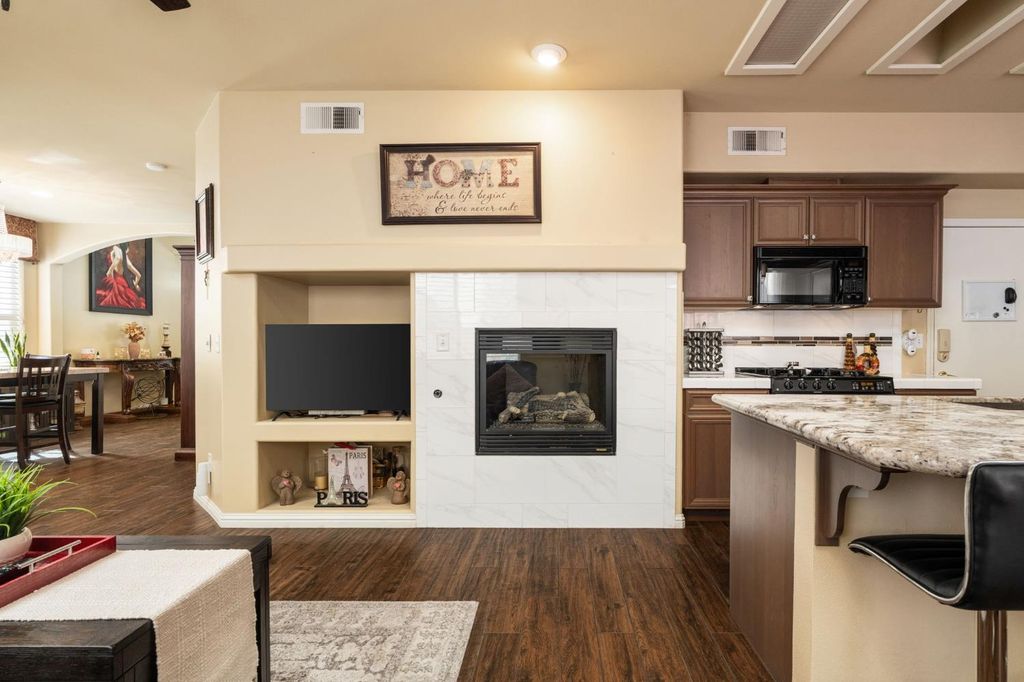 Image 16 of property listing at 713 W Bordeaux Lane, Clovis, CA 93619