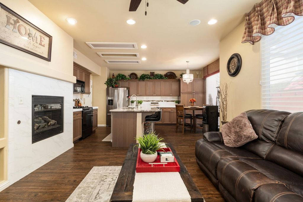 Image 17 of property listing at 713 W Bordeaux Lane, Clovis, CA 93619
