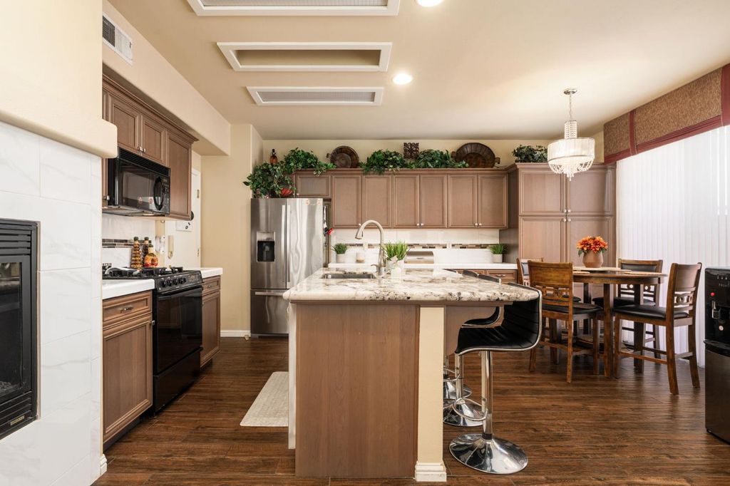 Image 18 of property listing at 713 W Bordeaux Lane, Clovis, CA 93619