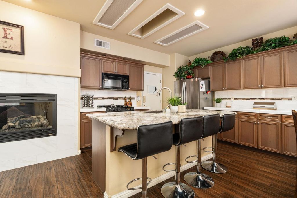 Image 19 of property listing at 713 W Bordeaux Lane, Clovis, CA 93619