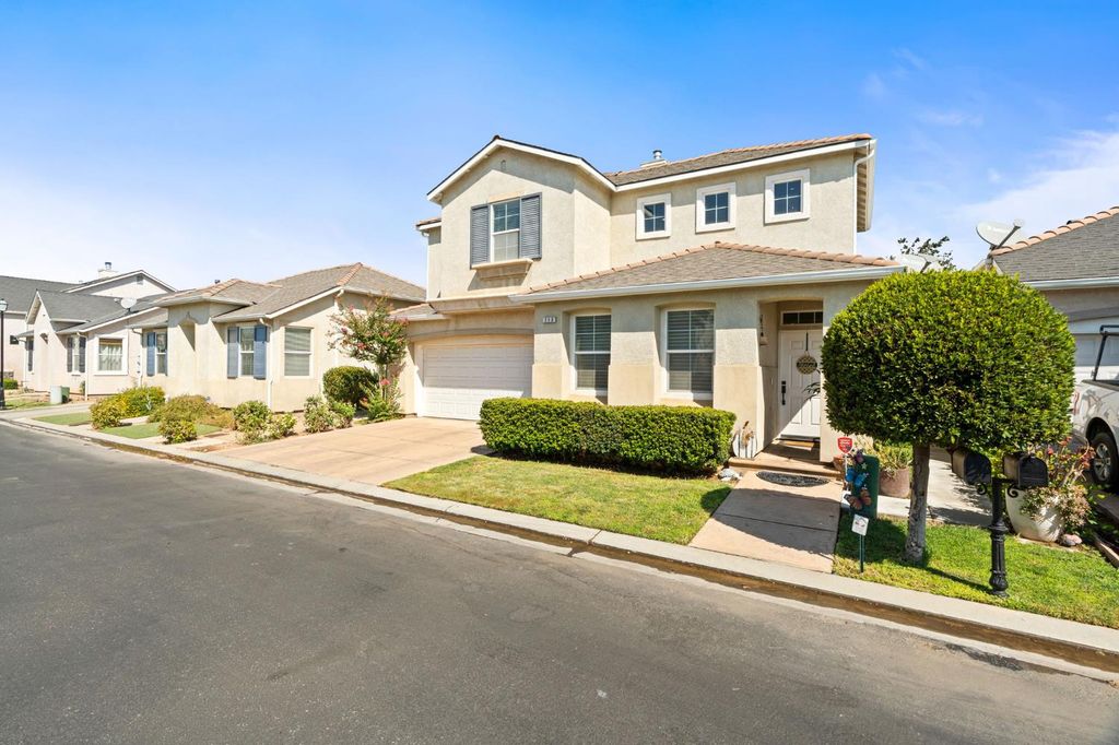 Image 2 of property listing at 713 W Bordeaux Lane, Clovis, CA 93619