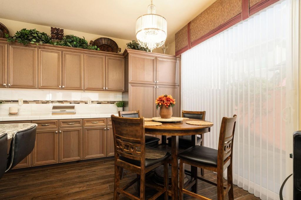 Image 20 of property listing at 713 W Bordeaux Lane, Clovis, CA 93619