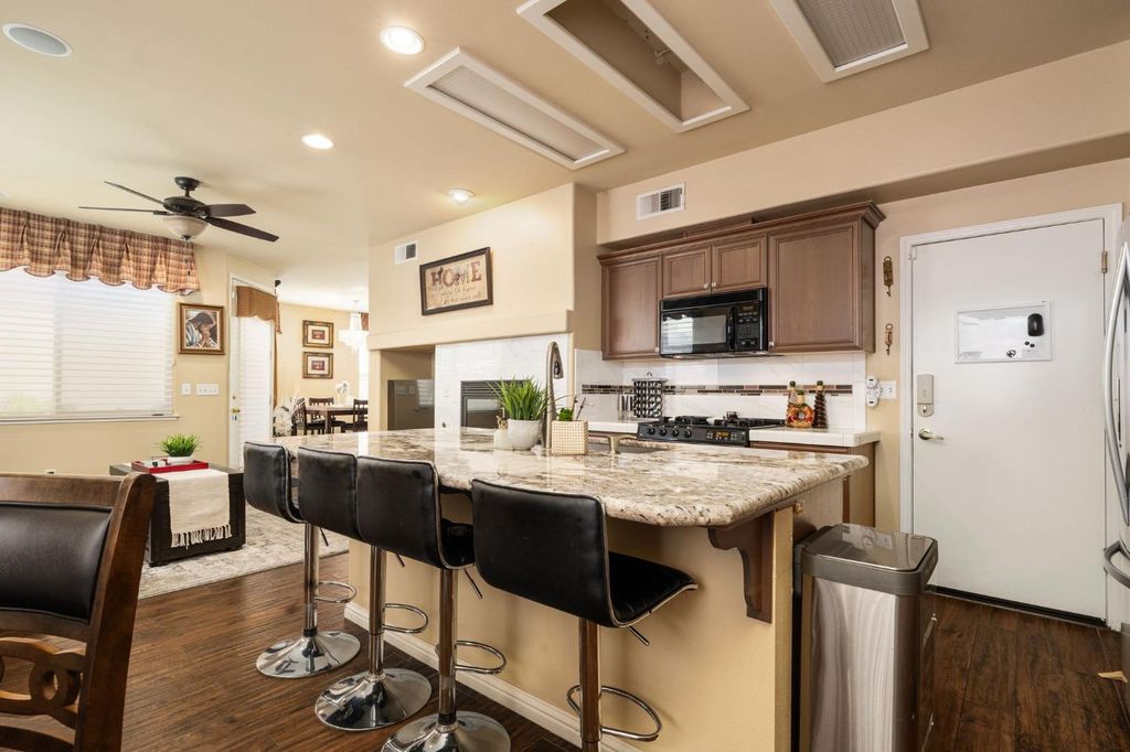 Image 21 of property listing at 713 W Bordeaux Lane, Clovis, CA 93619