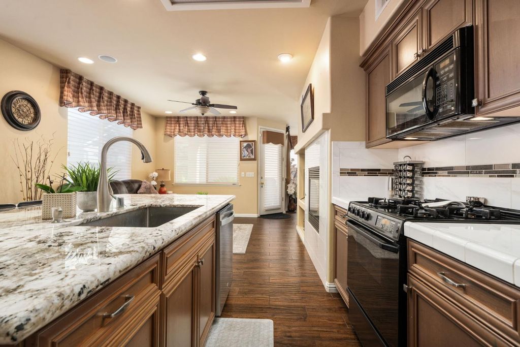 Image 22 of property listing at 713 W Bordeaux Lane, Clovis, CA 93619