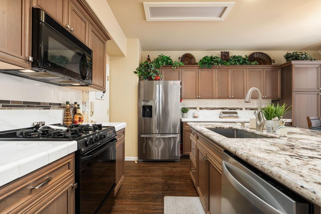 Image 23 of property listing at 713 W Bordeaux Lane, Clovis, CA 93619
