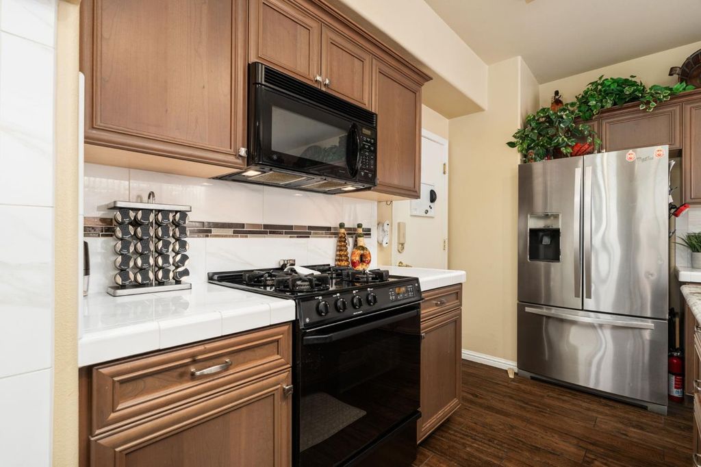 Image 24 of property listing at 713 W Bordeaux Lane, Clovis, CA 93619