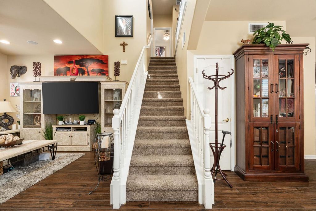 Image 26 of property listing at 713 W Bordeaux Lane, Clovis, CA 93619