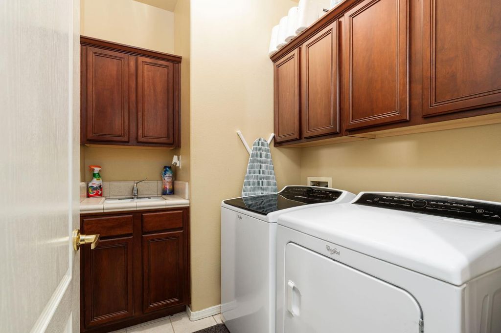 Image 29 of property listing at 713 W Bordeaux Lane, Clovis, CA 93619