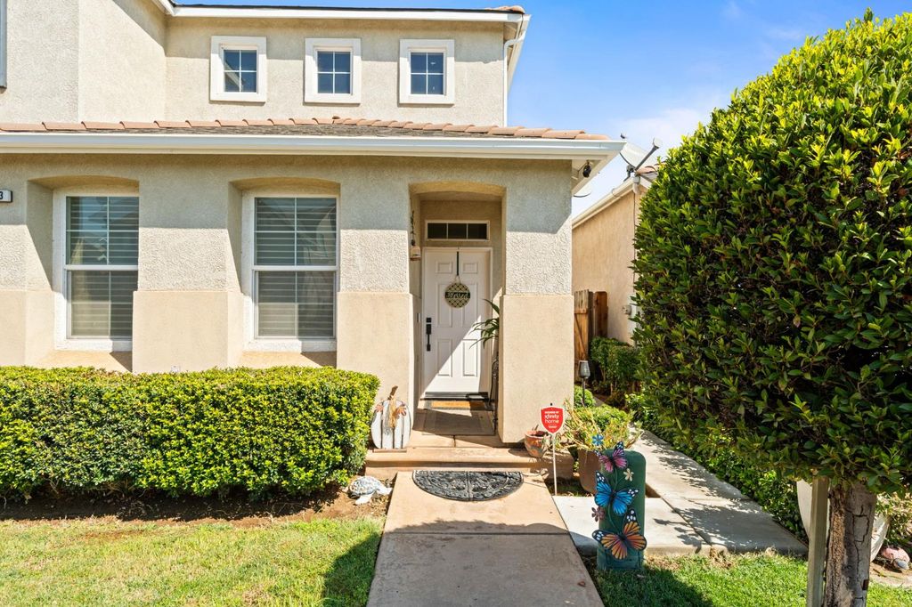 Image 3 of property listing at 713 W Bordeaux Lane, Clovis, CA 93619