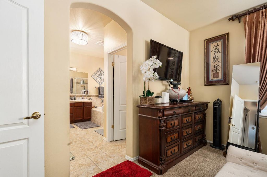 Image 31 of property listing at 713 W Bordeaux Lane, Clovis, CA 93619