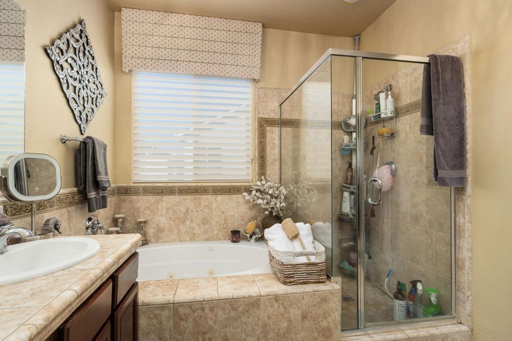 Image 33 of property listing at 713 W Bordeaux Lane, Clovis, CA 93619