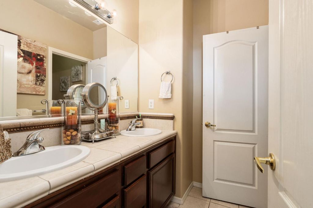 Image 34 of property listing at 713 W Bordeaux Lane, Clovis, CA 93619