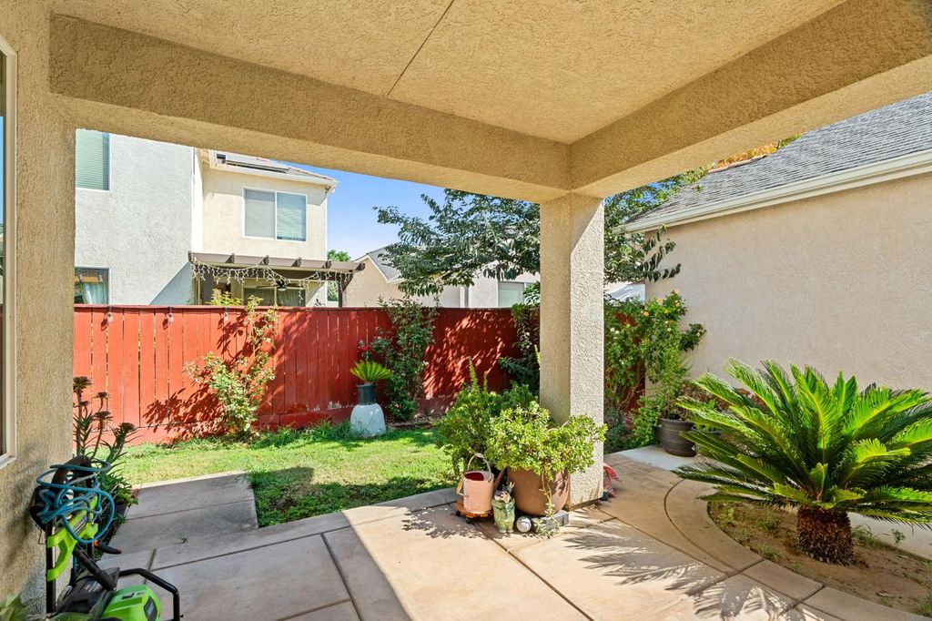 Image 37 of property listing at 713 W Bordeaux Lane, Clovis, CA 93619
