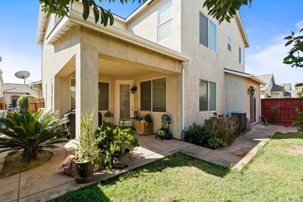 Image 38 of property listing at 713 W Bordeaux Lane, Clovis, CA 93619