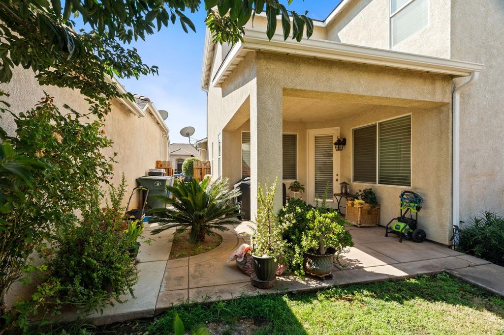 Image 39 of property listing at 713 W Bordeaux Lane, Clovis, CA 93619