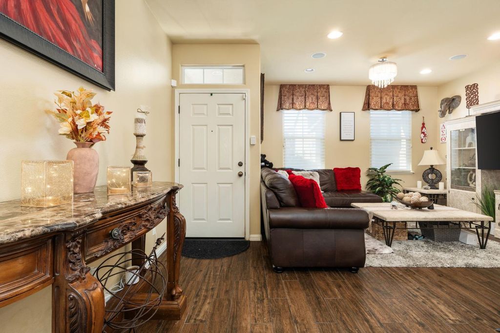 Image 4 of property listing at 713 W Bordeaux Lane, Clovis, CA 93619