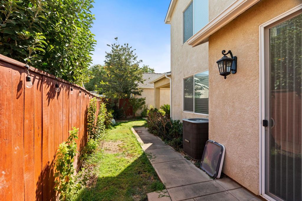 Image 40 of property listing at 713 W Bordeaux Lane, Clovis, CA 93619
